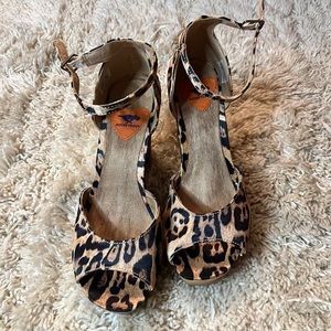 Brand spanking new ROCKET DOG leopard print platform sandal